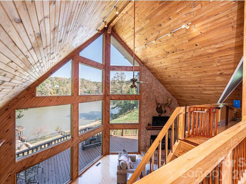 1925 Lake Acres Drive, Hickory, NC 28601.  MLS# CAR4357585, YatesRealty ID 20106. 