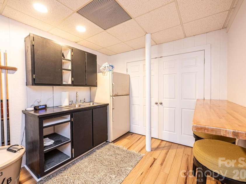 1925 Lake Acres Drive, Hickory, NC 28601.  MLS# CAR4357585, YatesRealty ID 20106. 