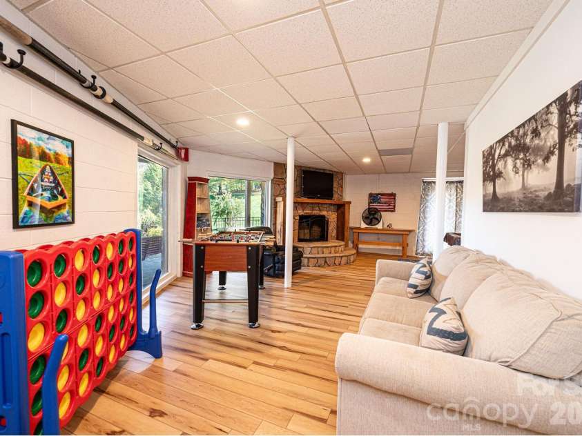 1925 Lake Acres Drive, Hickory, NC 28601.  MLS# CAR4357585, YatesRealty ID 20106. 