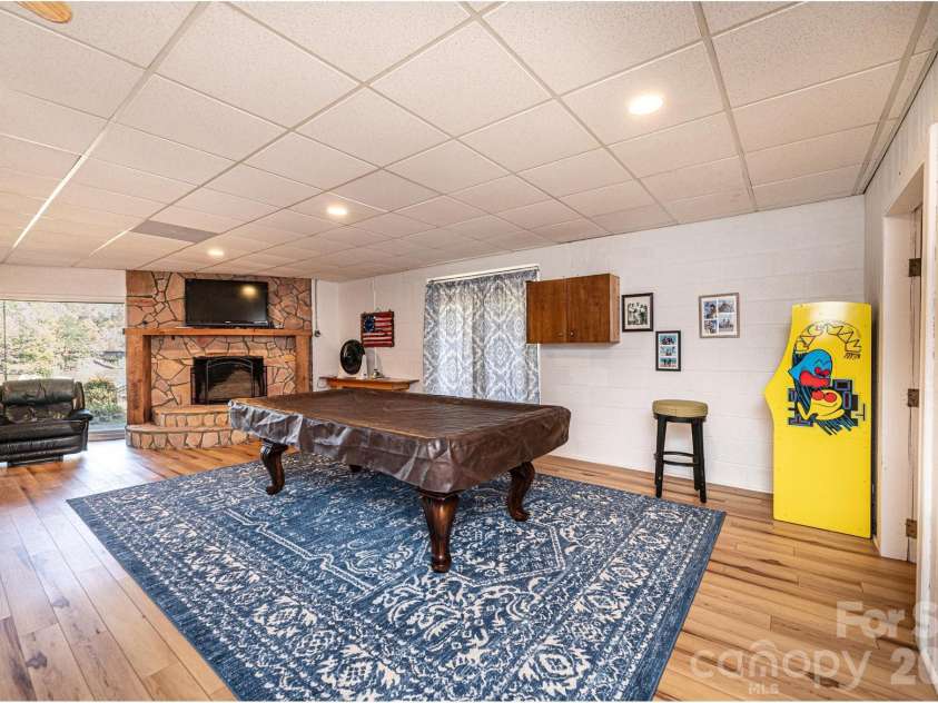 1925 Lake Acres Drive, Hickory, NC 28601.  MLS# CAR4357585, YatesRealty ID 20106. 