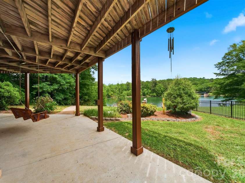 1925 Lake Acres Drive, Hickory, NC 28601.  MLS# CAR4357585, YatesRealty ID 20106. 