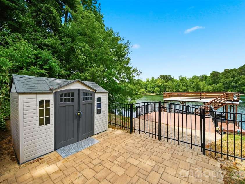 1925 Lake Acres Drive, Hickory, NC 28601.  MLS# CAR4357585, YatesRealty ID 20106. 