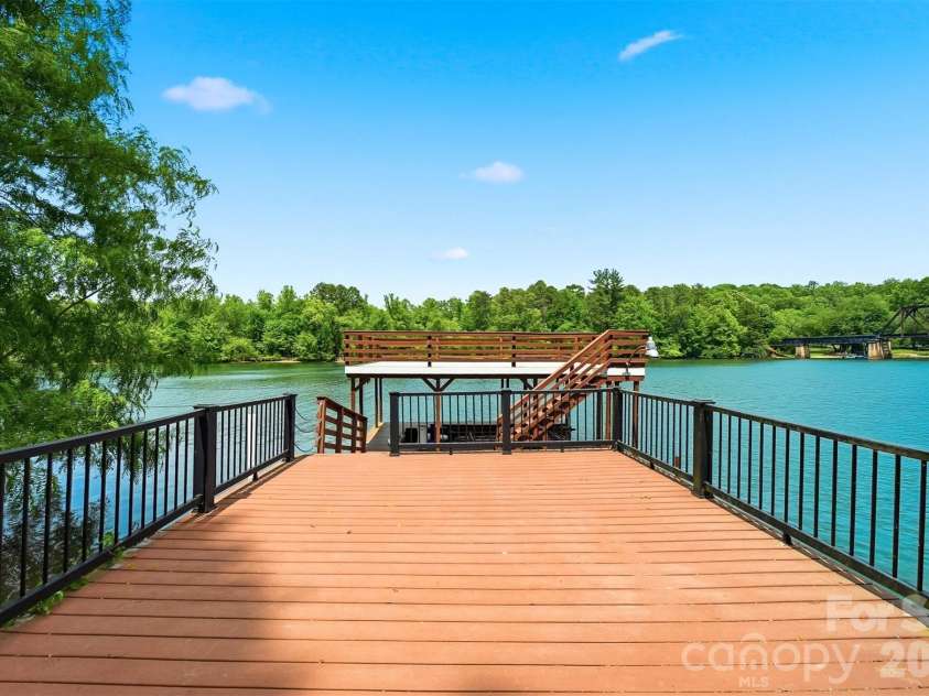 1925 Lake Acres Drive, Hickory, NC 28601.  MLS# CAR4357585, YatesRealty ID 20106. 