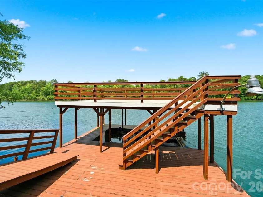 1925 Lake Acres Drive, Hickory, NC 28601.  MLS# CAR4357585, YatesRealty ID 20106. 