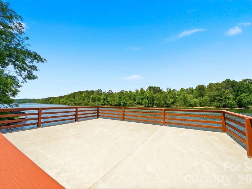 1925 Lake Acres Drive, Hickory, NC 28601.  MLS# CAR4357585, YatesRealty ID 20106. 