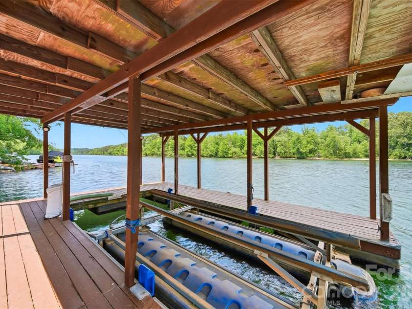1925 Lake Acres Drive, Hickory, NC 28601.  MLS# CAR4357585, YatesRealty ID 20106. 