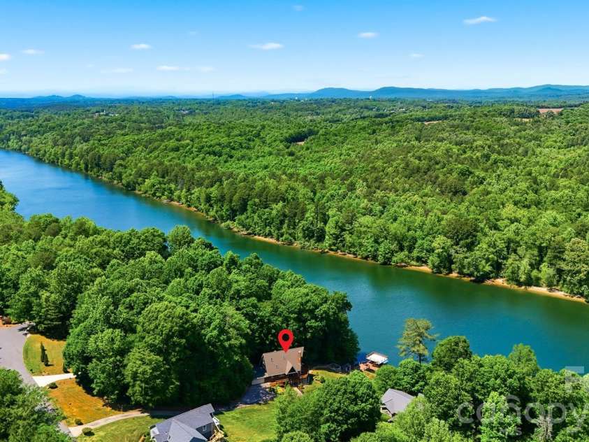 1925 Lake Acres Drive, Hickory, NC 28601.  MLS# CAR4357585, YatesRealty ID 20106. 