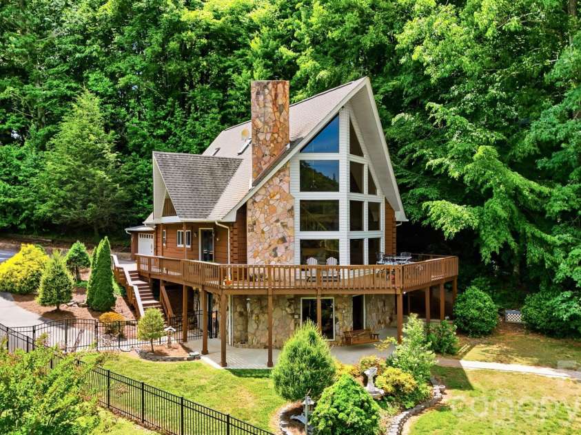 1925 Lake Acres Drive, Hickory, NC 28601.  MLS# CAR4357585, YatesRealty ID 20106. 