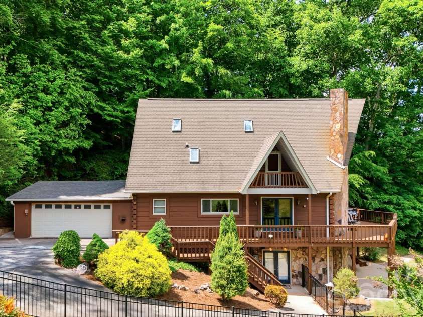 1925 Lake Acres Drive, Hickory, NC 28601.  MLS# CAR4357585, YatesRealty ID 20106. 