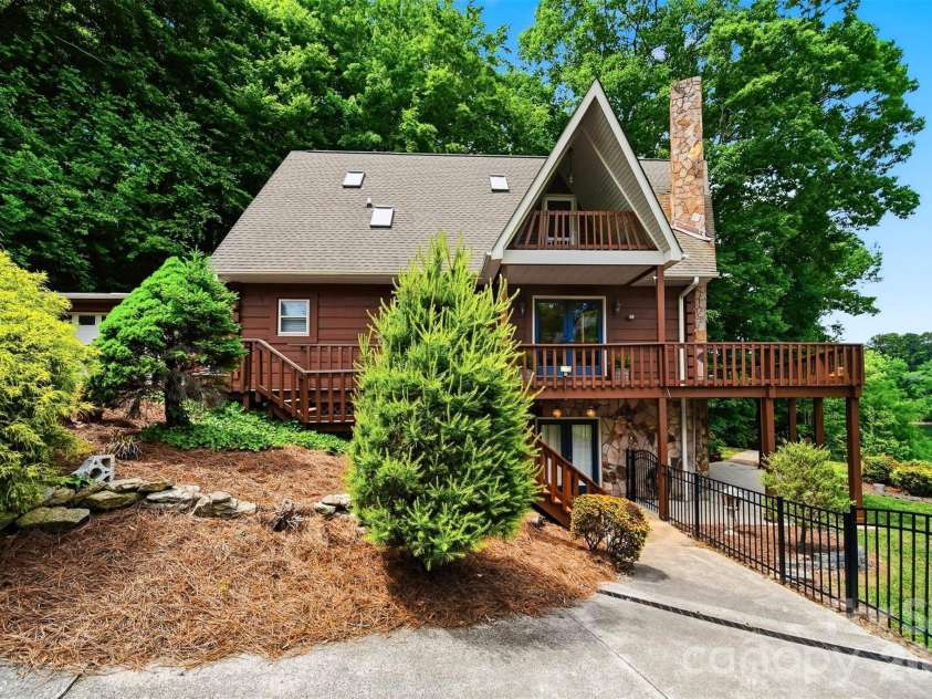 1925 Lake Acres Drive, Hickory, NC 28601.  MLS# CAR4357585, YatesRealty ID 20106. 
