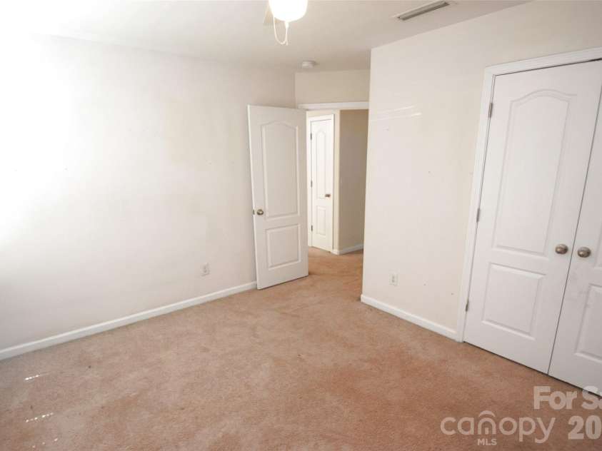 7226 Agava Lane, Charlotte, NC 28215.  MLS# CAR4376273, YatesRealty ID 20108. 