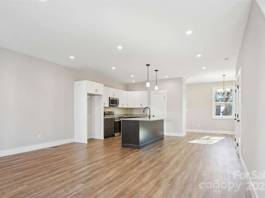 8 Escondido Drive, Asheville, NC 28806.  MLS# CAR4215889, YatesRealty ID 2011. 