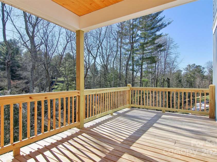 8 Escondido Drive, Asheville, NC 28806.  MLS# CAR4215889, YatesRealty ID 2011. 