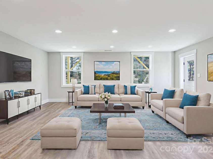 8 Escondido Drive, Asheville, NC 28806.  MLS# CAR4215889, YatesRealty ID 2011. 