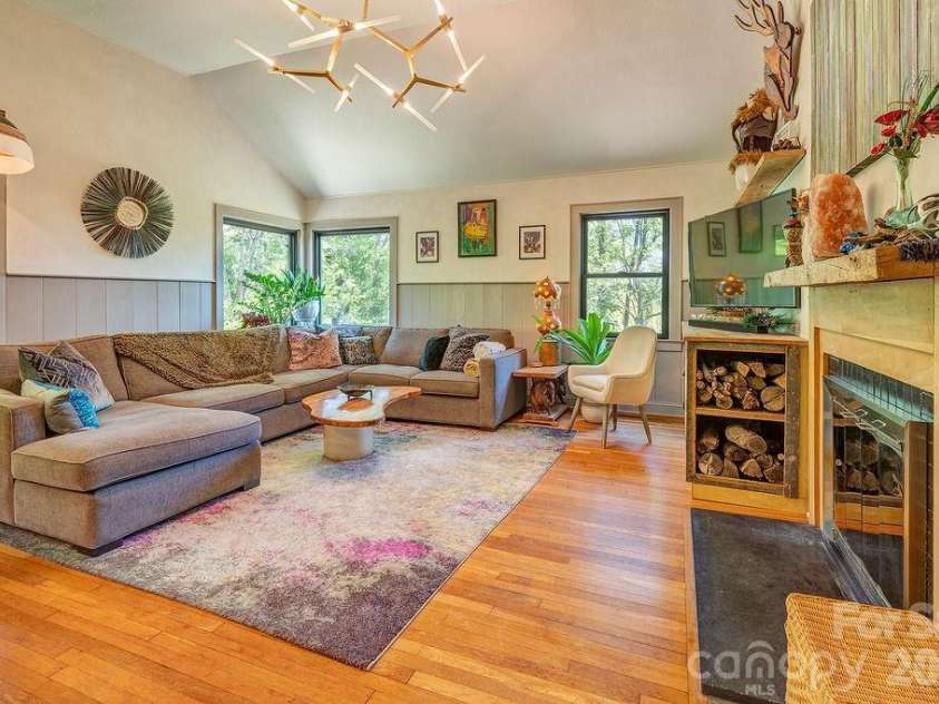 10 Hillendale Road, Asheville, NC 28805.  MLS# CAR4364572, YatesRealty ID 20110. 