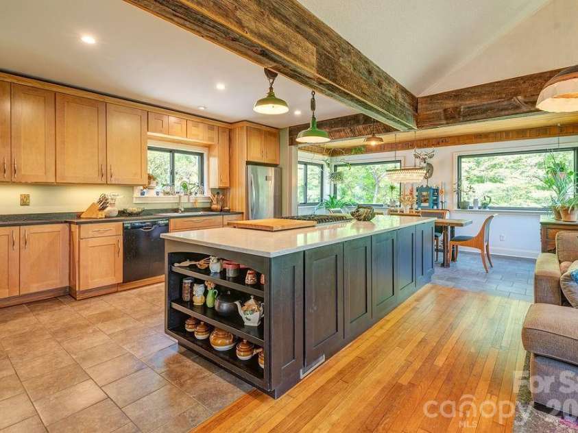 10 Hillendale Road, Asheville, NC 28805.  MLS# CAR4364572, YatesRealty ID 20110. 