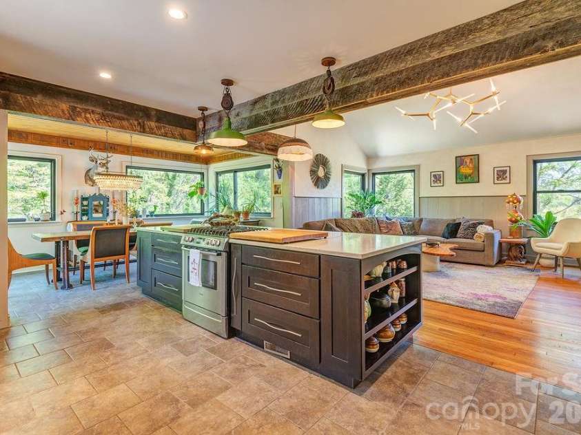10 Hillendale Road, Asheville, NC 28805.  MLS# CAR4364572, YatesRealty ID 20110. 