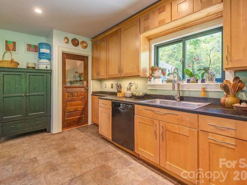 10 Hillendale Road, Asheville, NC 28805.  MLS# CAR4364572, YatesRealty ID 20110. 