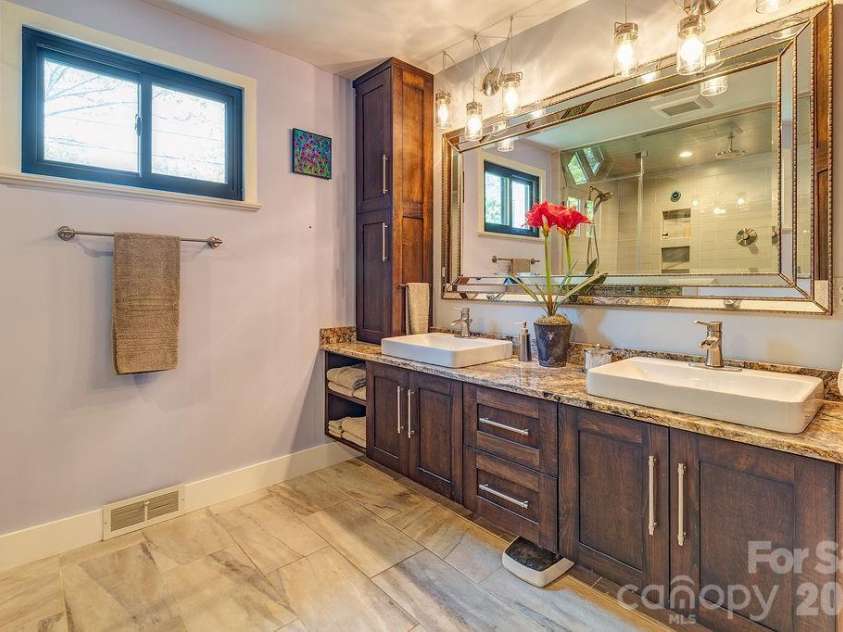 10 Hillendale Road, Asheville, NC 28805.  MLS# CAR4364572, YatesRealty ID 20110. 