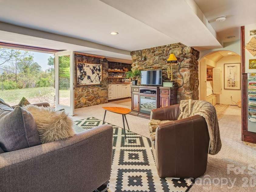 10 Hillendale Road, Asheville, NC 28805.  MLS# CAR4364572, YatesRealty ID 20110. 
