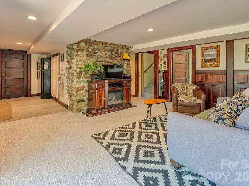 10 Hillendale Road, Asheville, NC 28805.  MLS# CAR4364572, YatesRealty ID 20110. 