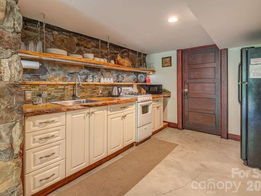 10 Hillendale Road, Asheville, NC 28805.  MLS# CAR4364572, YatesRealty ID 20110. 