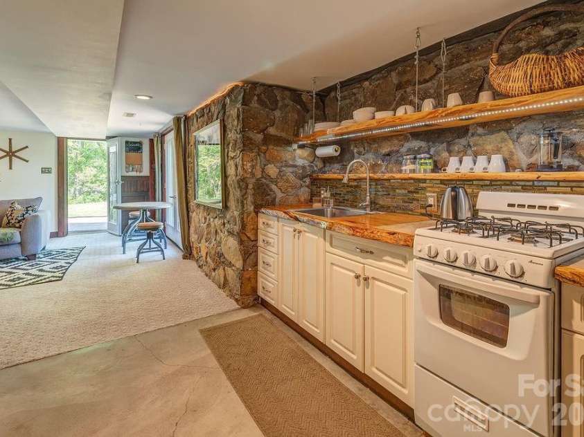 10 Hillendale Road, Asheville, NC 28805.  MLS# CAR4364572, YatesRealty ID 20110. 