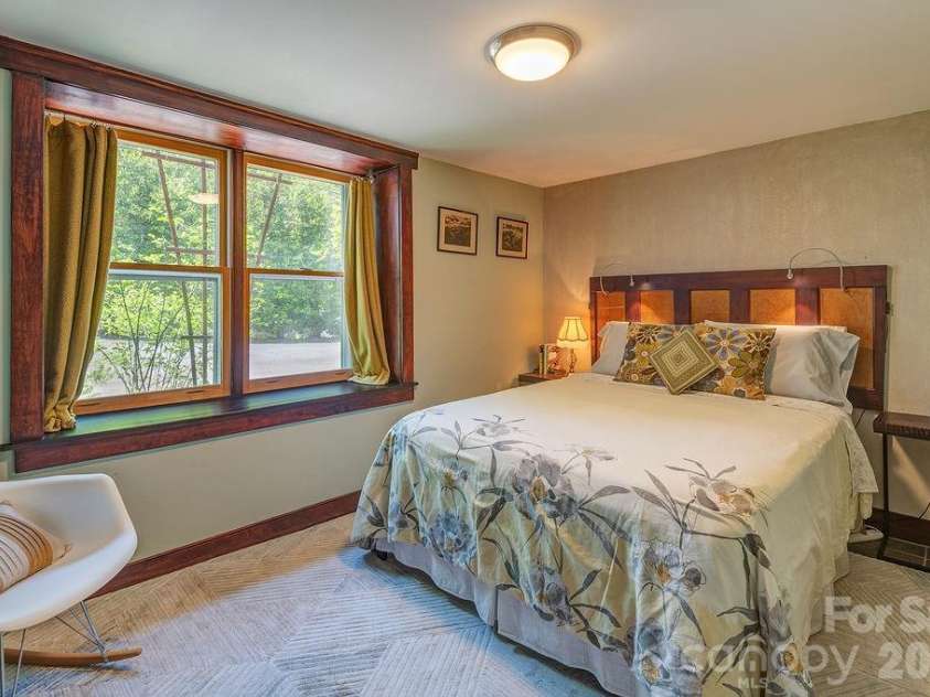 10 Hillendale Road, Asheville, NC 28805.  MLS# CAR4364572, YatesRealty ID 20110. 