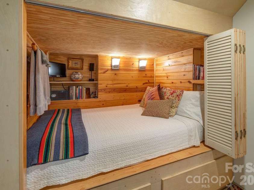 10 Hillendale Road, Asheville, NC 28805.  MLS# CAR4364572, YatesRealty ID 20110. 
