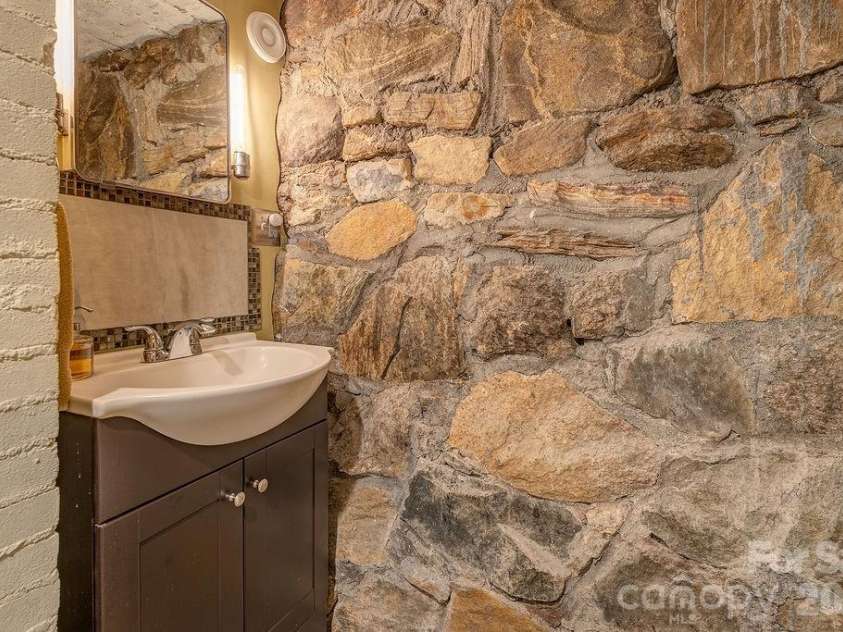 10 Hillendale Road, Asheville, NC 28805.  MLS# CAR4364572, YatesRealty ID 20110. 