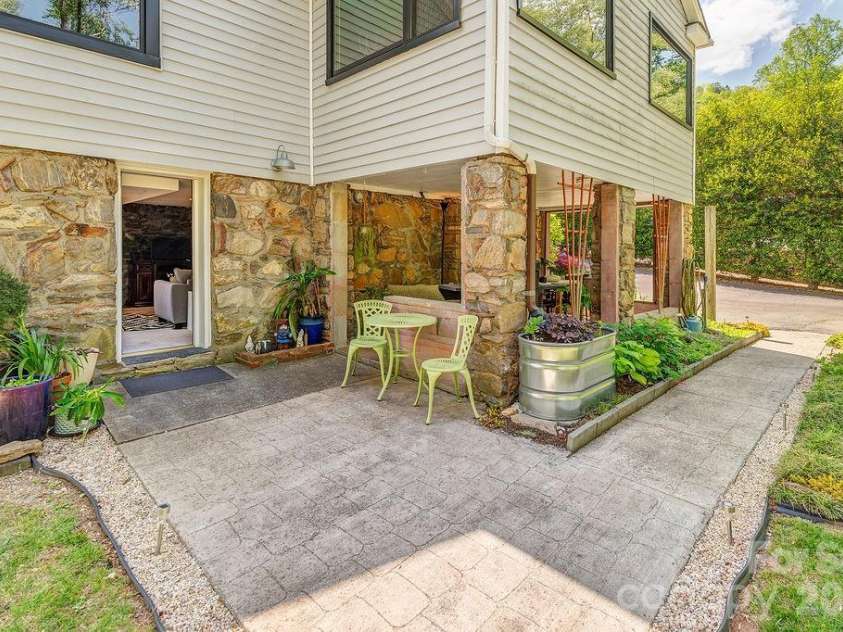 10 Hillendale Road, Asheville, NC 28805.  MLS# CAR4364572, YatesRealty ID 20110. 