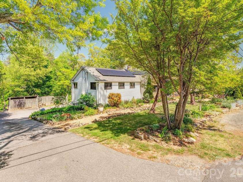10 Hillendale Road, Asheville, NC 28805.  MLS# CAR4364572, YatesRealty ID 20110. 