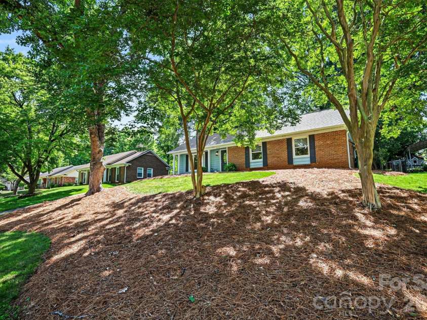 7022 Ludwig Drive, Charlotte, NC 28215.  MLS# CAR4373882, YatesRealty ID 20114. 