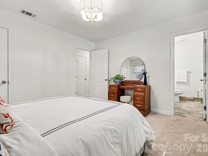 7022 Ludwig Drive, Charlotte, NC 28215.  MLS# CAR4373882, YatesRealty ID 20114. 