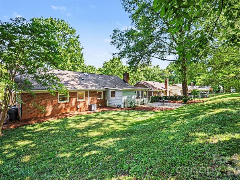7022 Ludwig Drive, Charlotte, NC 28215.  MLS# CAR4373882, YatesRealty ID 20114. 