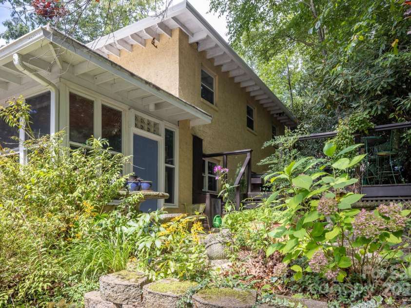 26 Kitazuma Road, Black Mountain, NC 28711.  MLS# CAR4199228, YatesRealty ID 20115. Abundant Blooms!