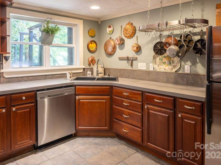 26 Kitazuma Road, Black Mountain, NC 28711.  MLS# CAR4199228, YatesRealty ID 20115. Corner Sink with Window