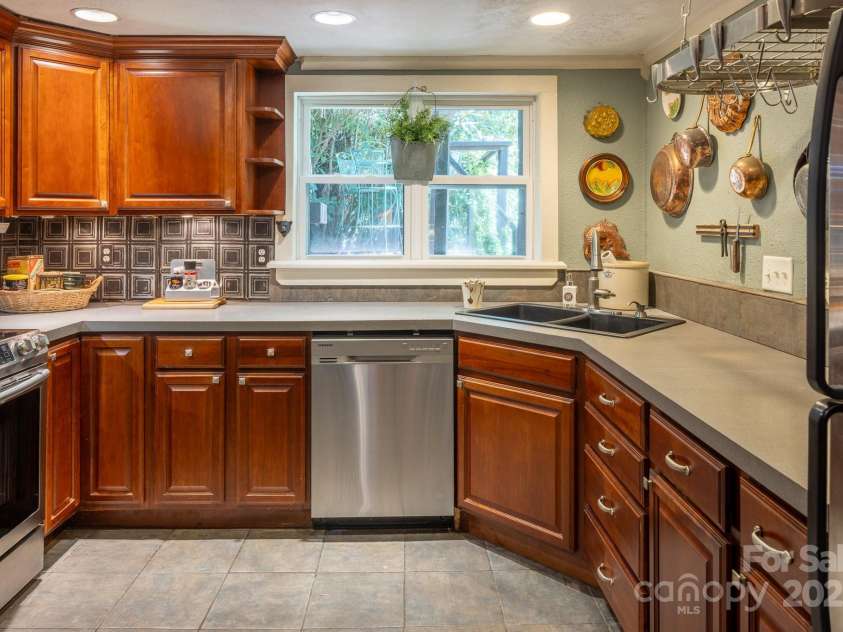 26 Kitazuma Road, Black Mountain, NC 28711.  MLS# CAR4199228, YatesRealty ID 20115. Kitchen with Stainless Appliances