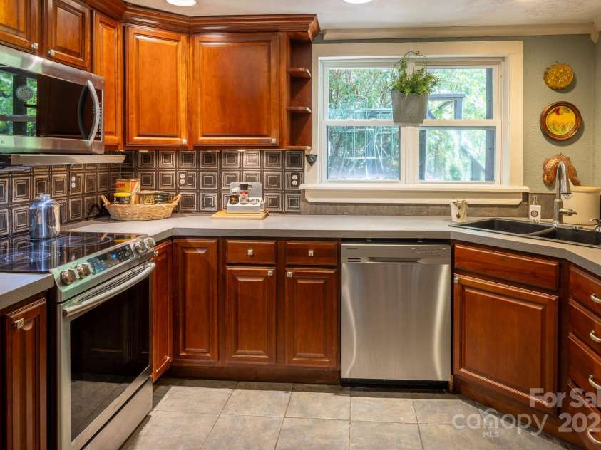 26 Kitazuma Road, Black Mountain, NC 28711.  MLS# CAR4199228, YatesRealty ID 20115. Ready to go!