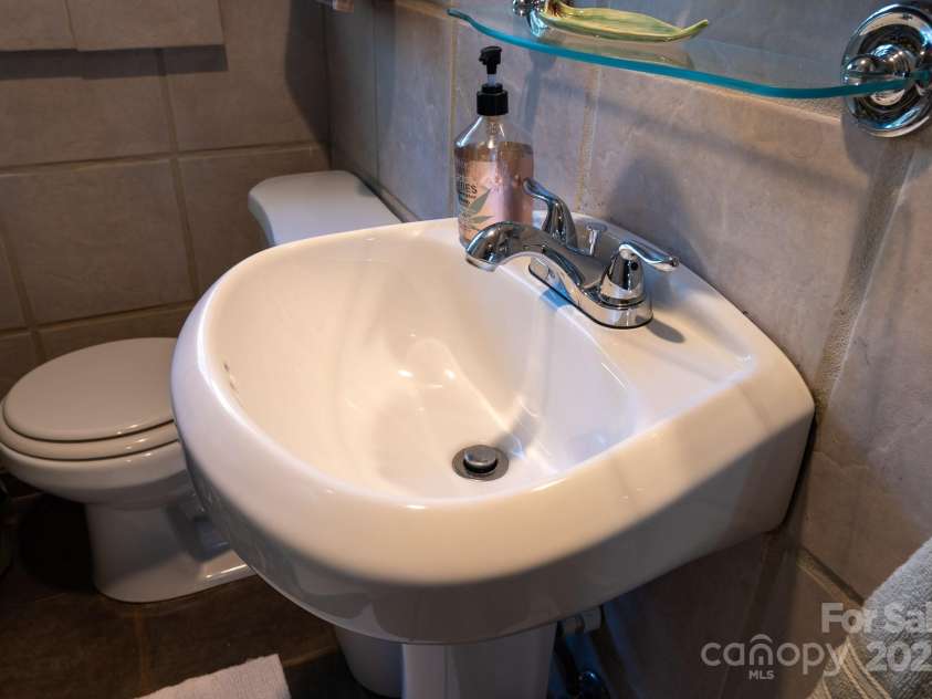 26 Kitazuma Road, Black Mountain, NC 28711.  MLS# CAR4199228, YatesRealty ID 20115. Second Floor Hall Bathroom.