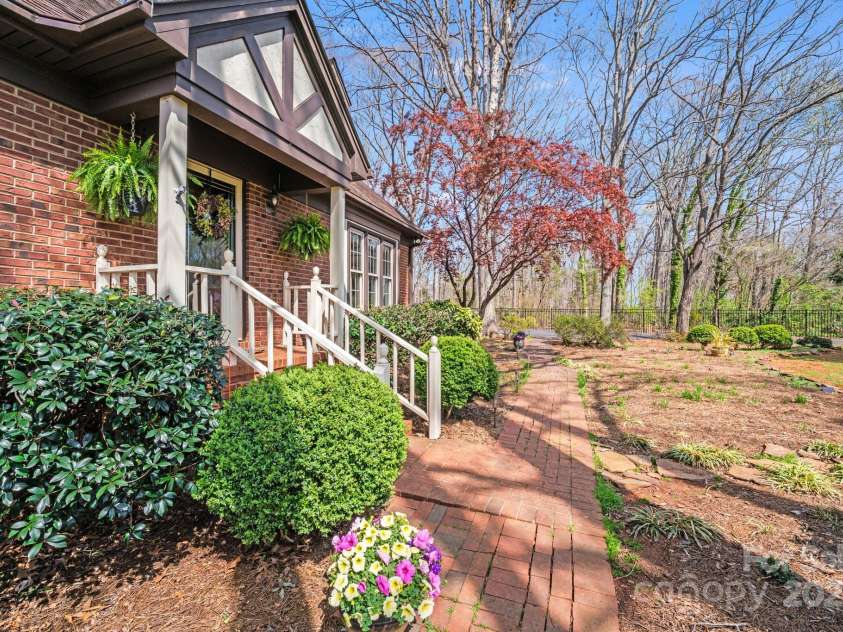 2324 Chestnut Lane, Matthews, NC 28104.  MLS# CAR4233658, YatesRealty ID 20118. 