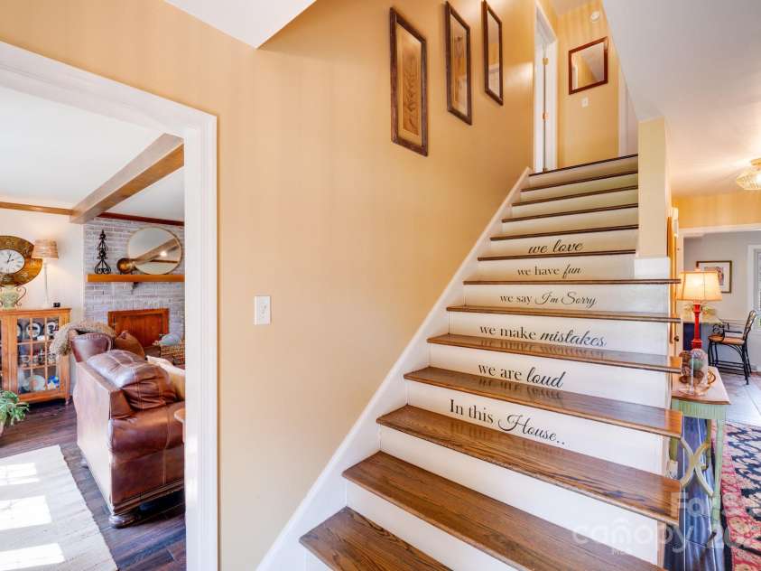 2324 Chestnut Lane, Matthews, NC 28104.  MLS# CAR4233658, YatesRealty ID 20118. 