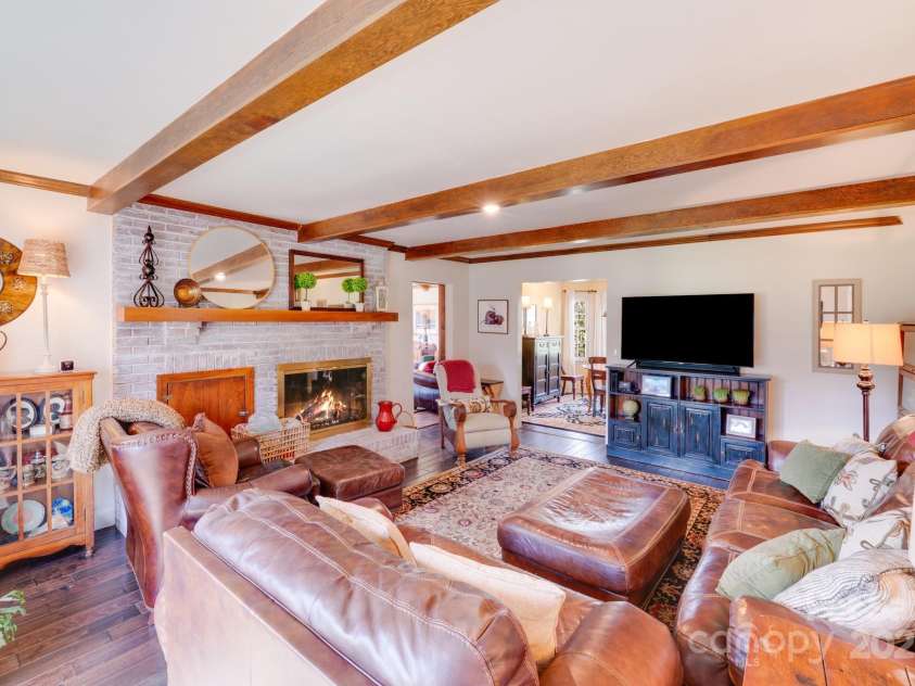 2324 Chestnut Lane, Matthews, NC 28104.  MLS# CAR4233658, YatesRealty ID 20118. 