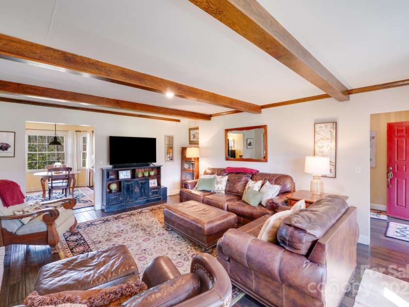 2324 Chestnut Lane, Matthews, NC 28104.  MLS# CAR4233658, YatesRealty ID 20118. 