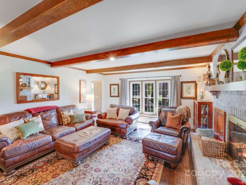 2324 Chestnut Lane, Matthews, NC 28104.  MLS# CAR4233658, YatesRealty ID 20118. 