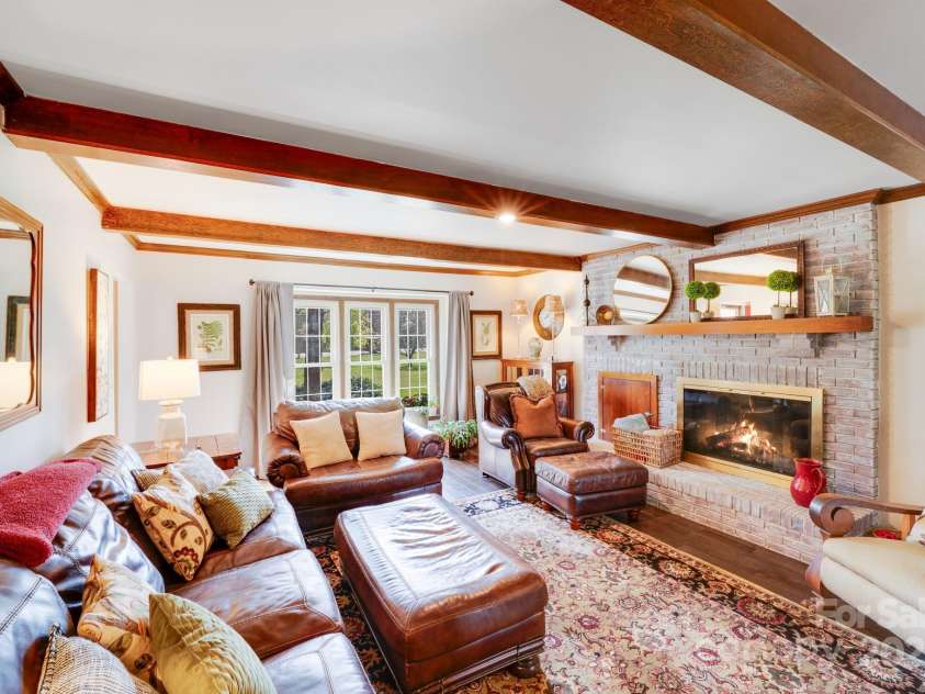 2324 Chestnut Lane, Matthews, NC 28104.  MLS# CAR4233658, YatesRealty ID 20118. 