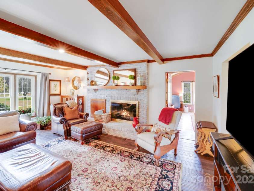 2324 Chestnut Lane, Matthews, NC 28104.  MLS# CAR4233658, YatesRealty ID 20118. 