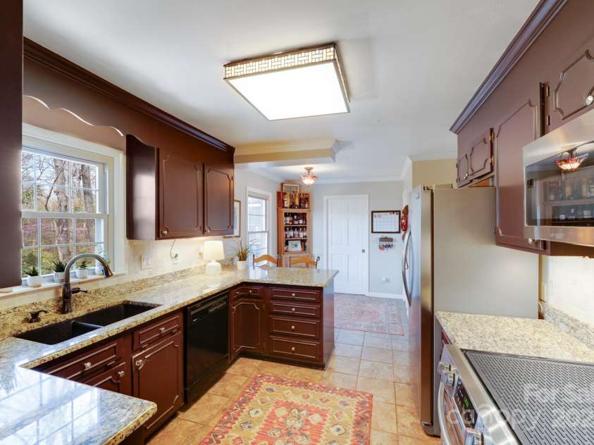 2324 Chestnut Lane, Matthews, NC 28104.  MLS# CAR4233658, YatesRealty ID 20118. 