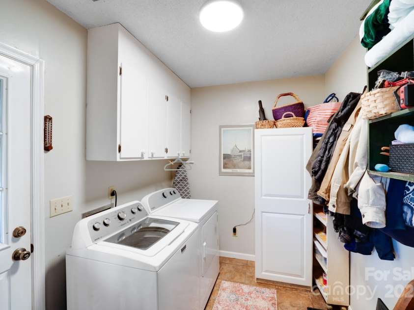 2324 Chestnut Lane, Matthews, NC 28104.  MLS# CAR4233658, YatesRealty ID 20118. 