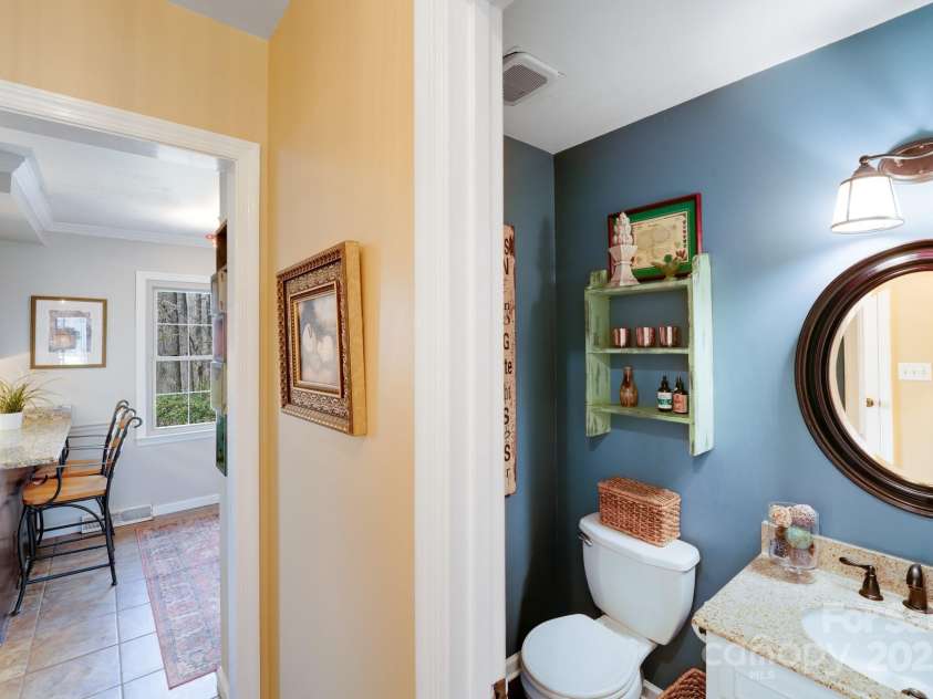 2324 Chestnut Lane, Matthews, NC 28104.  MLS# CAR4233658, YatesRealty ID 20118. 